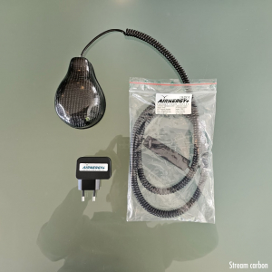 Airnergy Stream Carbon mit Spiralkabel und Netzteil