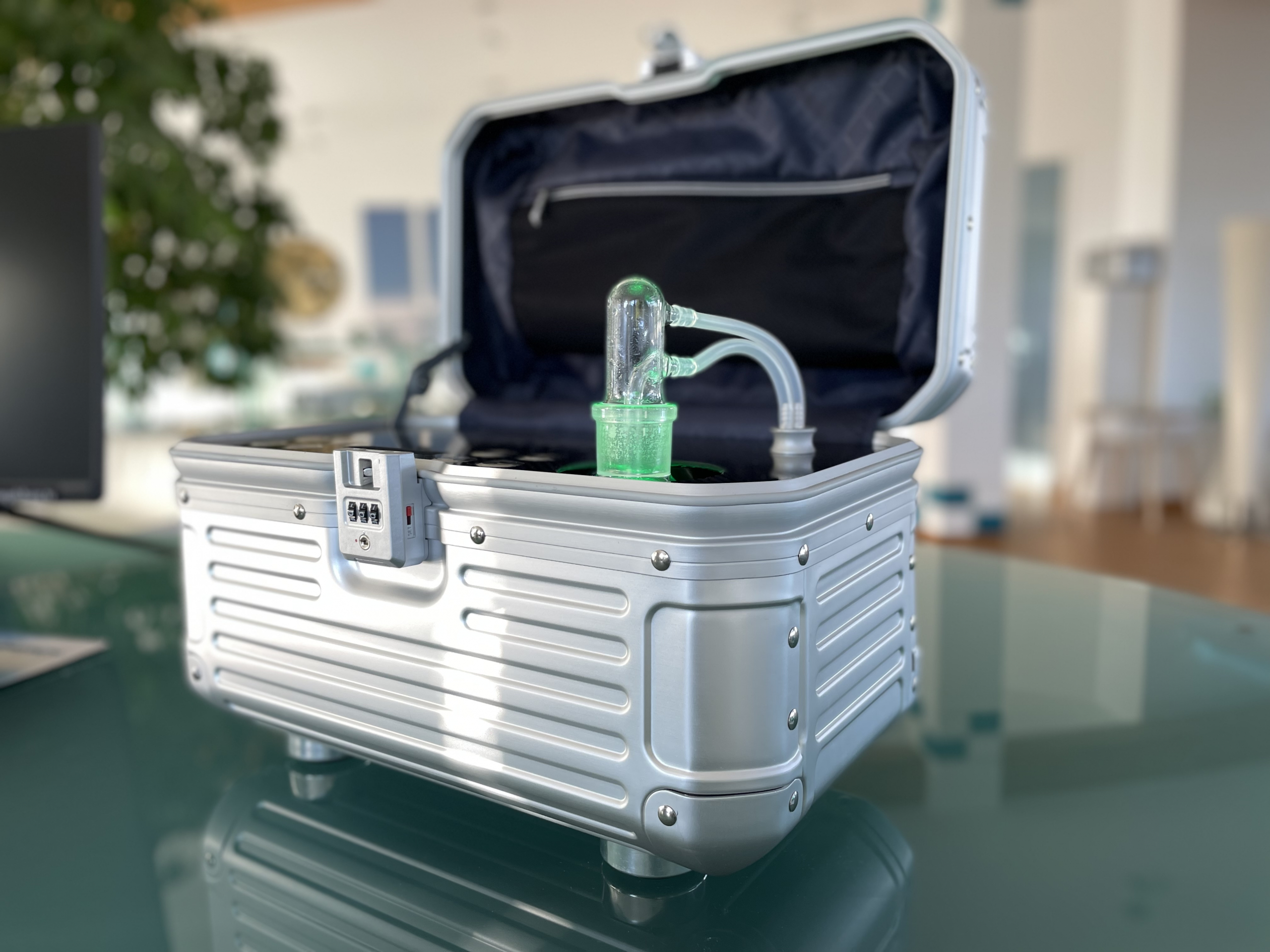 Airnergy TravelPlus mobiler Waldluftgenerator im Koffer - silver - Ambientelicht
