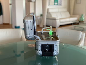 Airnergy TravelPlus mobiler Waldluftgenerator im Koffer - silver - Ambientelicht seitlich