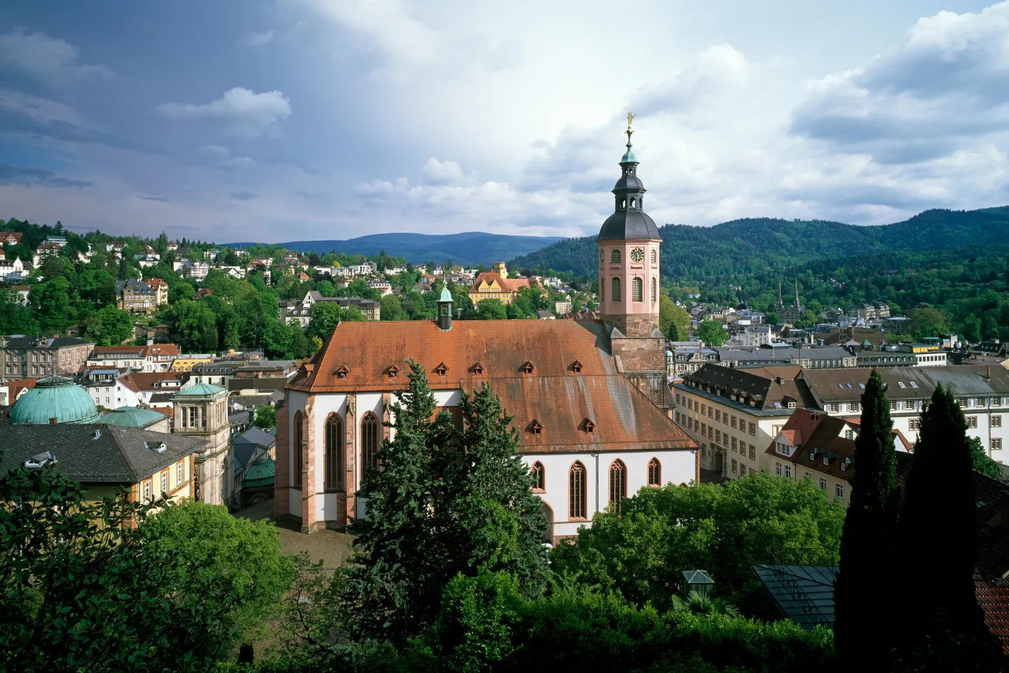 Baden-Baden_Wellness_Spa_und_Indoor-Waldbaden_GettyImages-1155277282